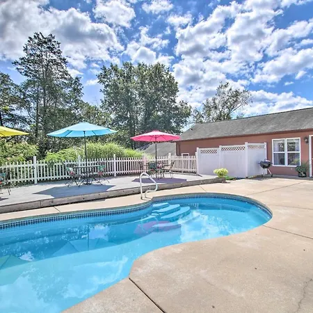 Cozy Ironton Cabin With Shared Pool And Private Patio!